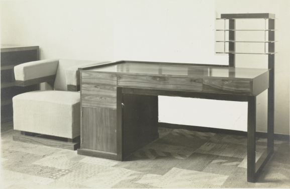 Desk and chair in the Bauhaus director’s room
Erich Consemüller
1923
Walter Gropius designed
Carpet by Benita Koch Otte
(from a retouched negative)
© Stephan Consemüller; Klassik Stiftung Weimar, Donation Wulf Herzogenrath, Berlin